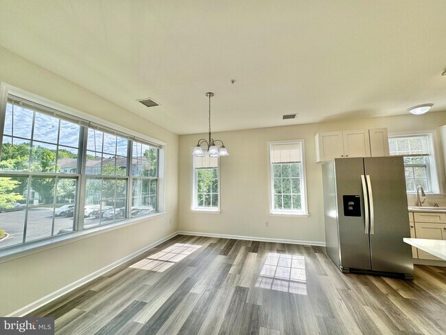 Building Photo - 921 Timberlake Dr
