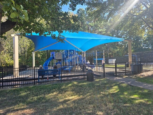 Building Photo - Super Cute Renovated End-Unit Loft Townhome in Arbor Creek!