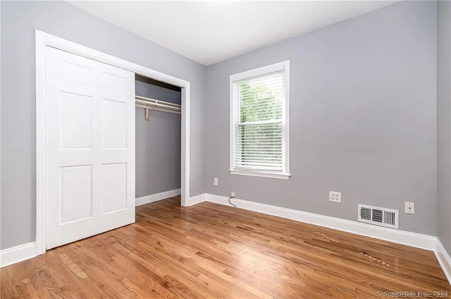 Building Photo - Sophisticated townhouse-style living offering 3 bedrooms, 2 baths
