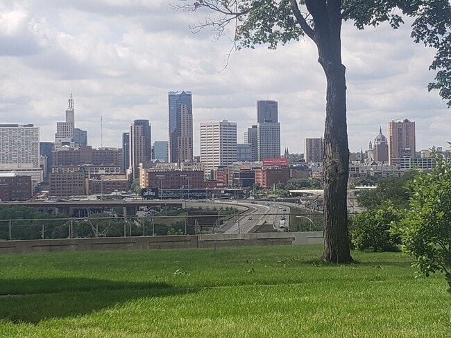 Building Photo - 660 5th St E