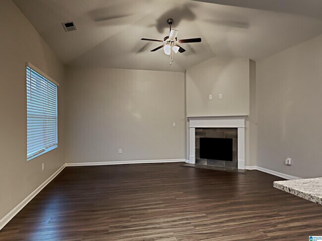 Building Photo - 1064 Park View Dr