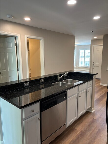 Building Photo - 623 Olmsted Park Pl