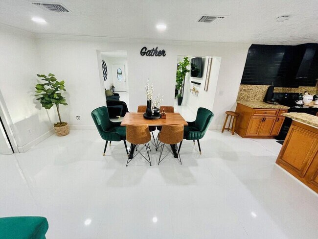 Building Photo - 5537 SW 6th St