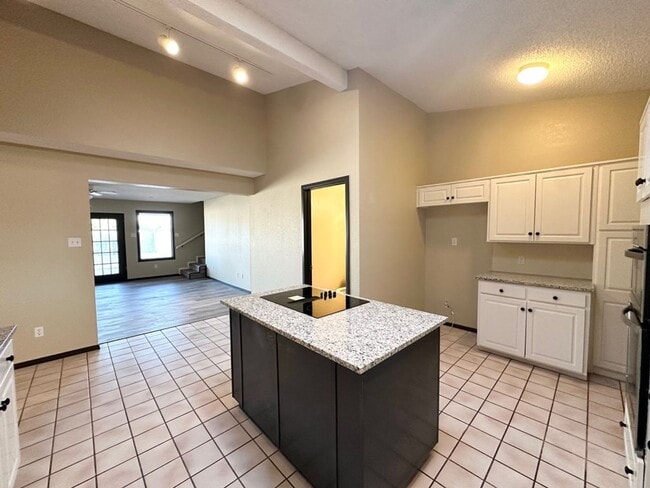 Building Photo - 5 Bedroom 3.5 Bath Ready to Rent ASAP!