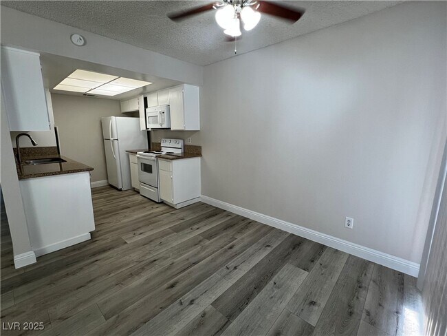 Building Photo - 1009 Willow Tree Dr