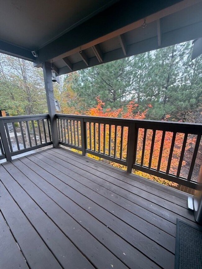 Building Photo - Adorable Roslyn Ridge Condo