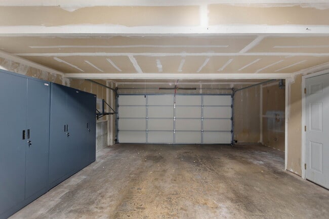 Building Photo - 1/2 OFF FIRST MONTHS RENT IF LEASE SIGNED BY 9/15!! Beautiful End-Unit Townhome in Highland Parc ...