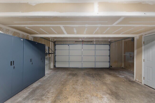Building Photo - Beautiful End-Unit Townhome in Highland Parc | Water & Sewer Included!- AVAILABLE NOW FOR RENT!!