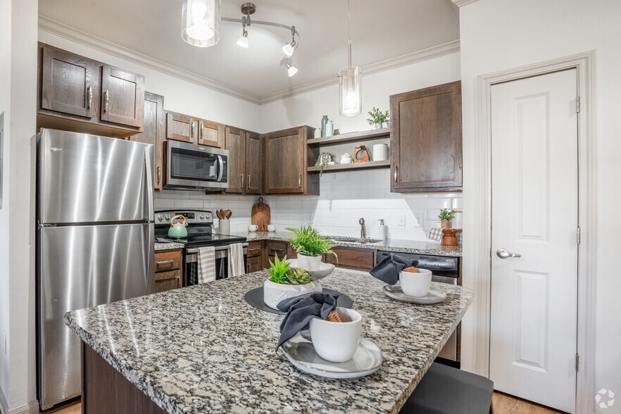 2BR, 2BA - 1,088SF - Kitchen - Kingsland West