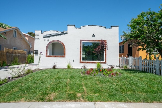 Building Photo - 2325 1/2 S Sycamore Ave