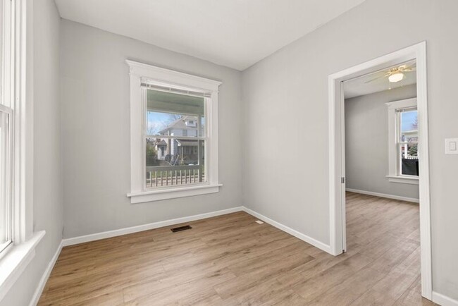 Building Photo - 84 N Oakley Ave