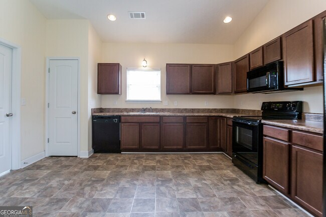 Building Photo - 121 Spring View Branch