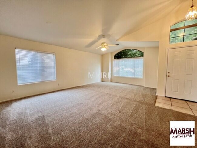 Building Photo - 4 bedrooms with lots of living space in Chandler!