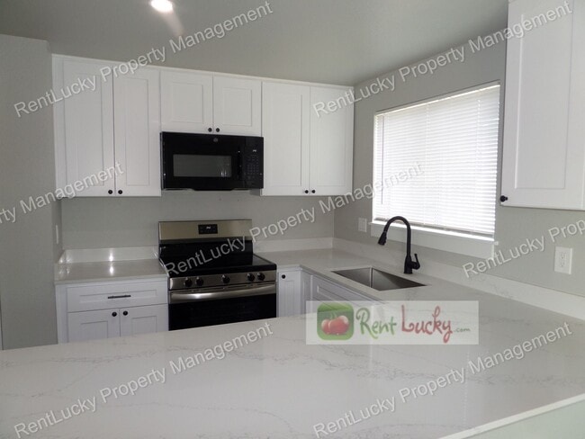 Building Photo - Fully Remodeled & GORGEOUS 2-Bedroom Unit ...