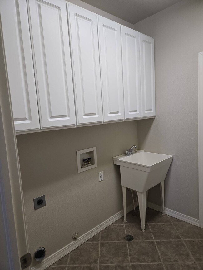 Building Photo - 729 Skyview Ct