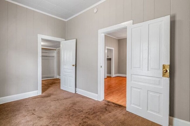 Building Photo - UNCG area with 3 bedrooms and 1 bath, Cent...