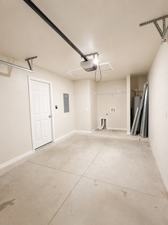 Building Photo - Modern Duplex Available Now