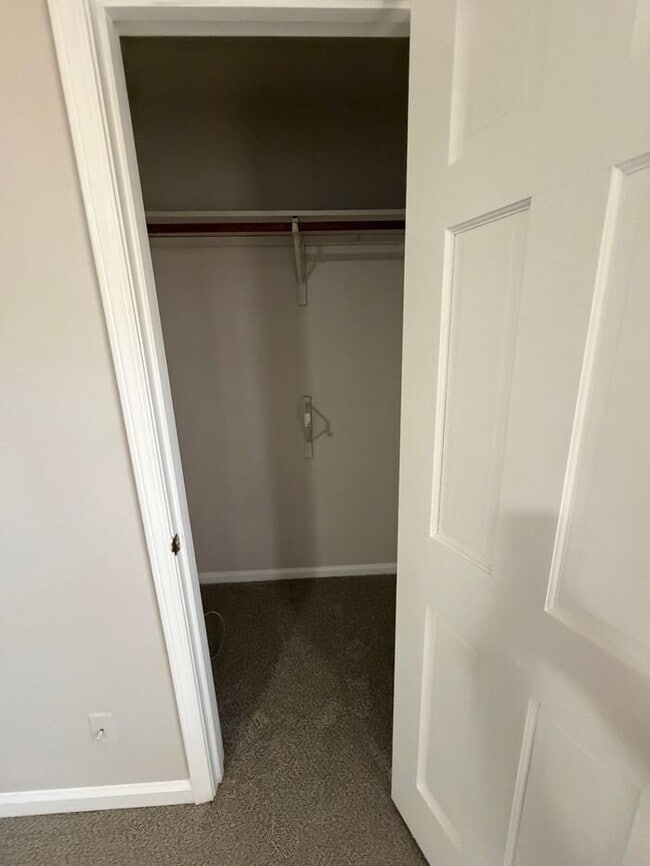 Building Photo - Beautiful 2 bedroom 1.5 bath town home!