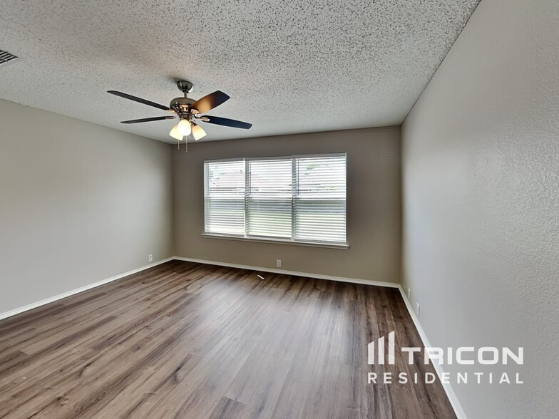Building Photo - 5320 Tennis Villa Dr