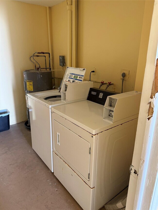 Building Photo - 1161 Hillsboro Mile