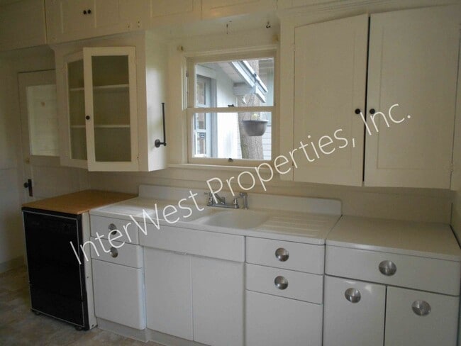 Building Photo - 2 Bedroom Home in the Alberta area with To...