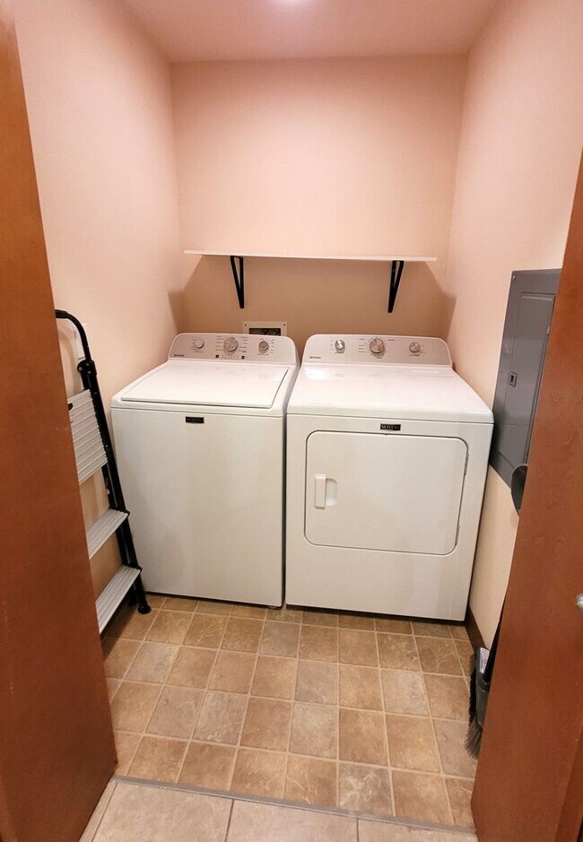 Building Photo - Tranquil One Bedroom Condo in central location - Gladstone