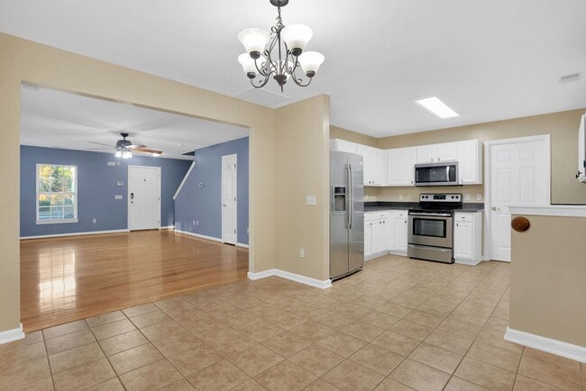 Building Photo - 3 bedroom 2 1/2 bath with loft