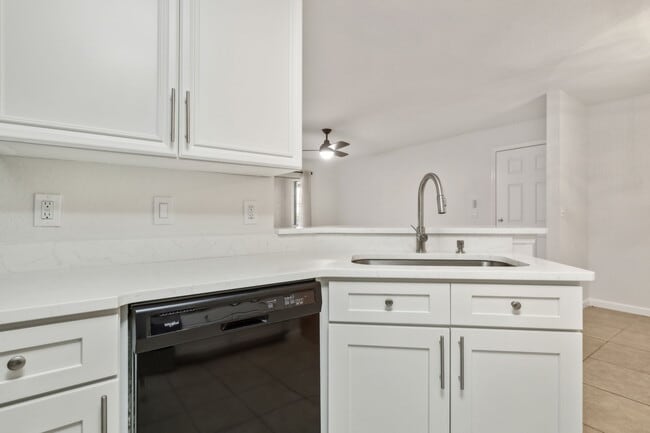 Building Photo - 9 Arbor Club Dr