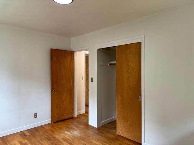 Building Photo - Beautiful 3 bedroom 1.5 bath house with a huge yard!