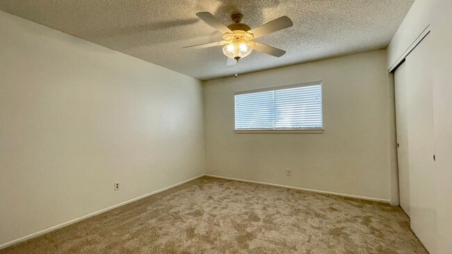 Building Photo - 2 Bedroom Townhouse across from Harloe Ele...