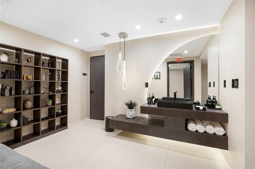 Building Photo - 15901 Collins Ave