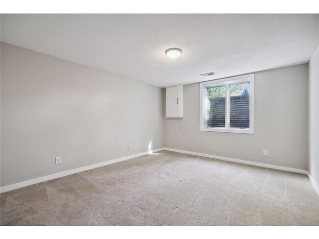 Building Photo - 6802 Cottonwood Ln N