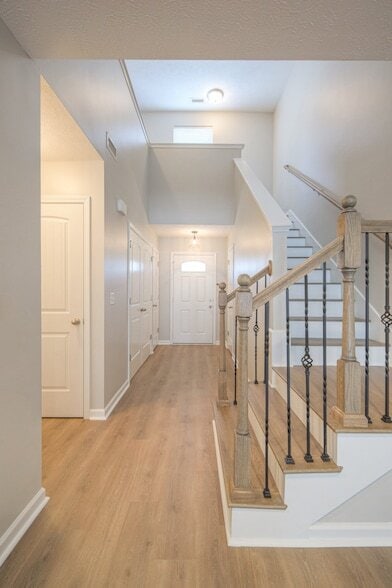 Building Photo - 911 Dahlia Dr