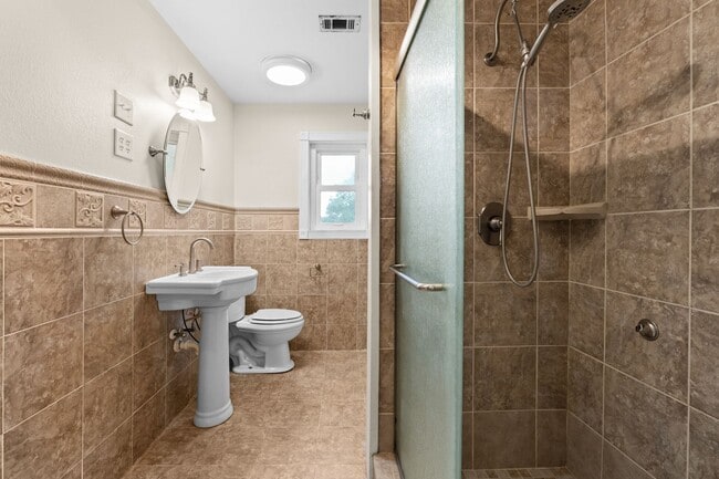 Building Photo - Beautiful 4bed/2 bath
