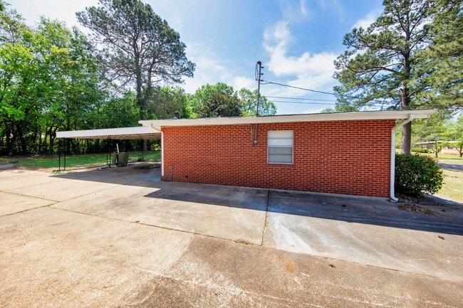 Building Photo - ** 3 bed 2 bath located in Dalraida **Call (334-366-9198 to schedule a self tour)  $500 move-in i...