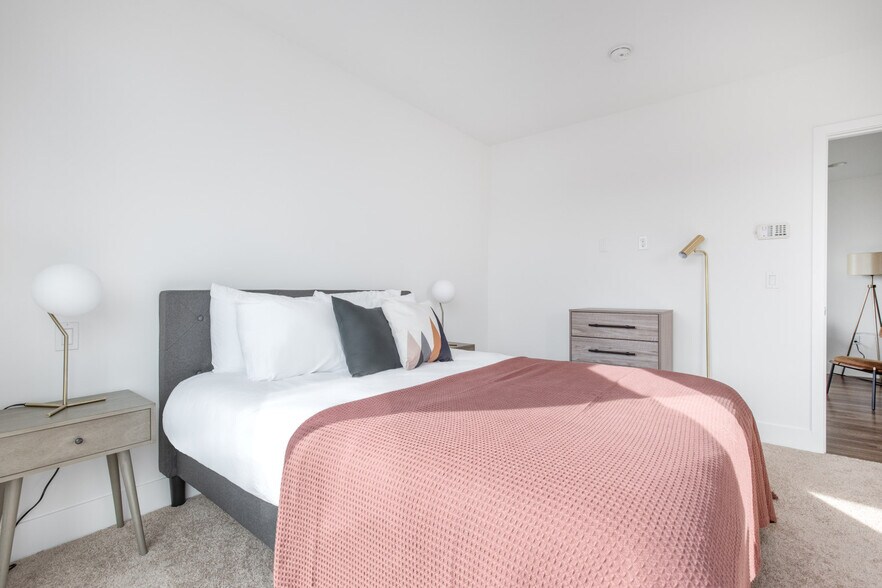 Building Photo - 10473 Santa Monica Blvd