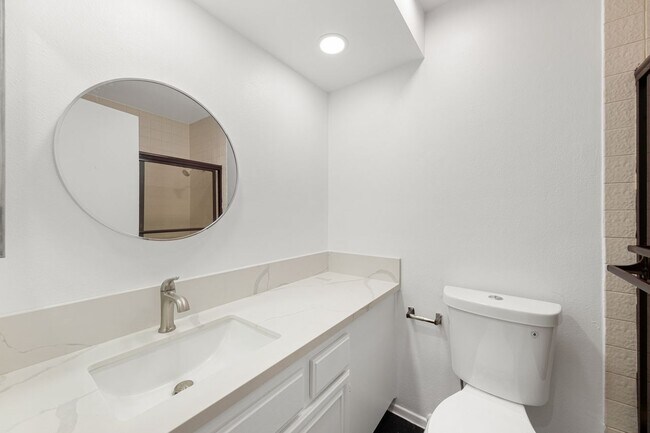 Second en-suite: bathroom - 1745 S Bentley Ave
