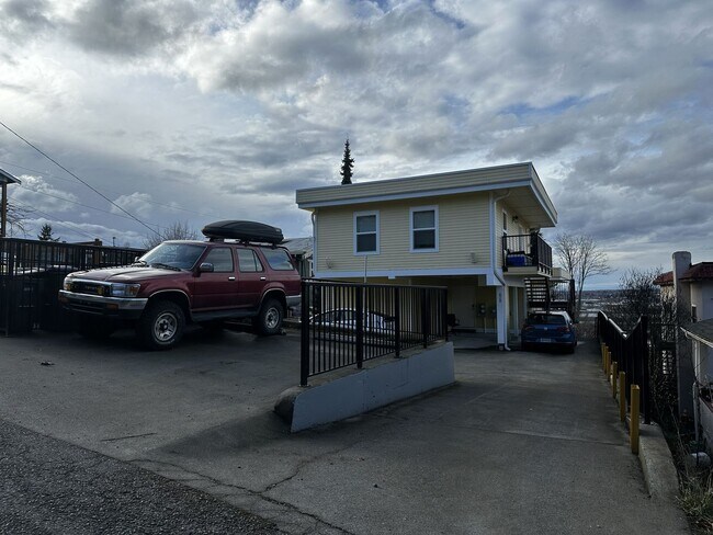 Building Photo - 826 N Garden St