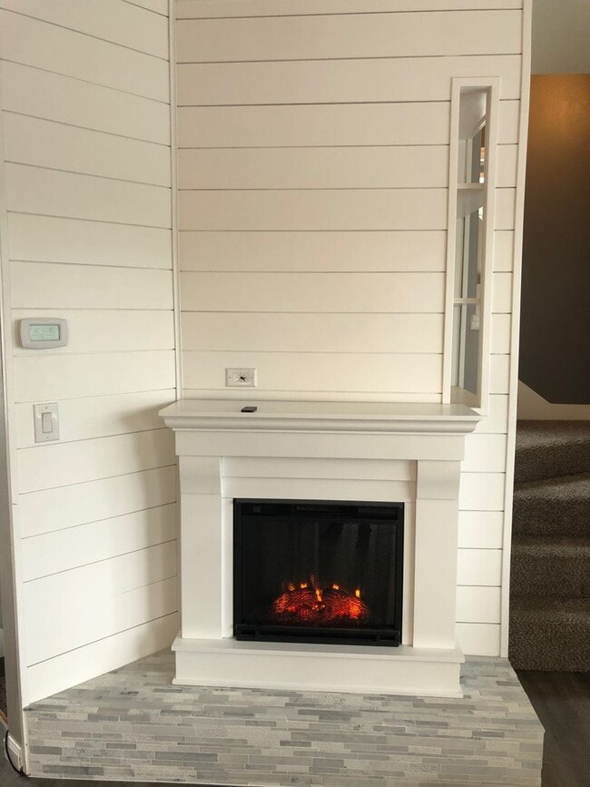 Building Photo - Bright and Airy 3 Bed, 2.5 Bath Stunning H...