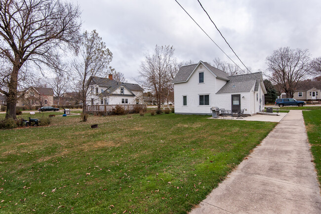 Building Photo - 601 Kenilworth Ave S