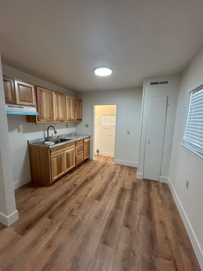 Building Photo - 1049