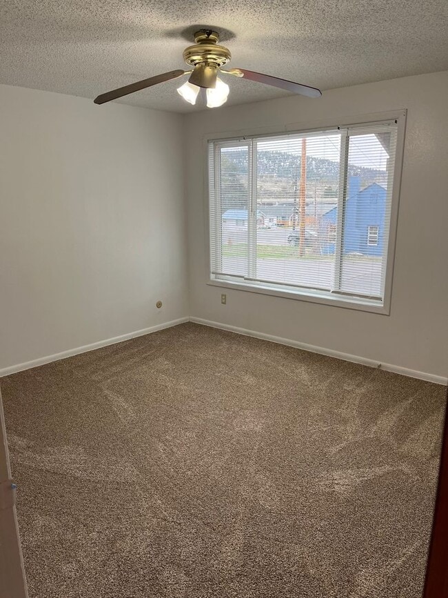 Building Photo - 2 Bedroom, 1 Bathroom Duplex - Located nea...