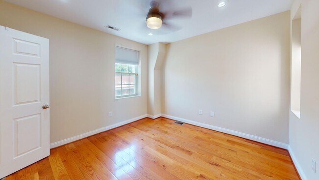 Building Photo - 652 Newton Pl NW