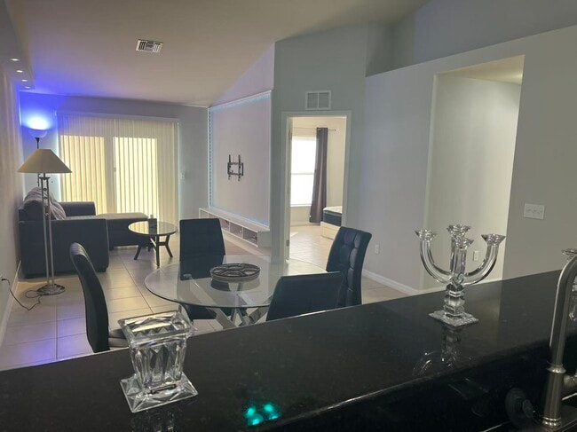 Building Photo - 922 SE 8th St