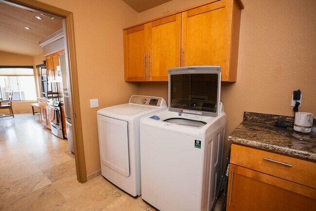 Building Photo - Lake Vacation!! 3 Bed 2 Bath POOL Home!!