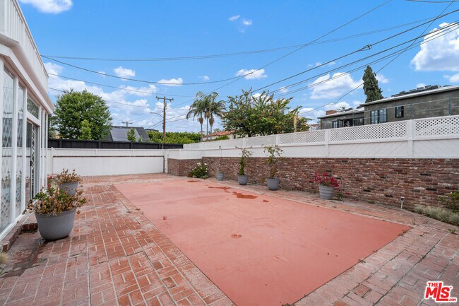 Building Photo - 234 S Roxbury Dr