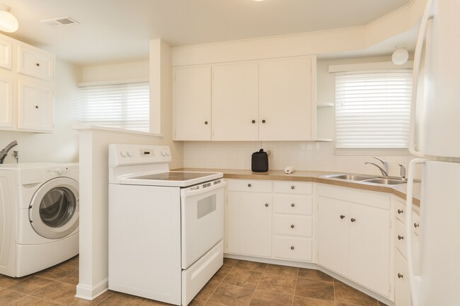 Building Photo - Charming Bend Home with Spacious Bonus Roo...