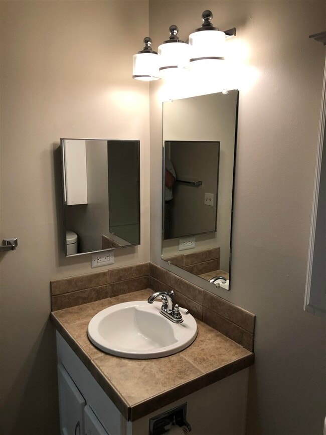 Building Photo - 315 Lakebend Dr