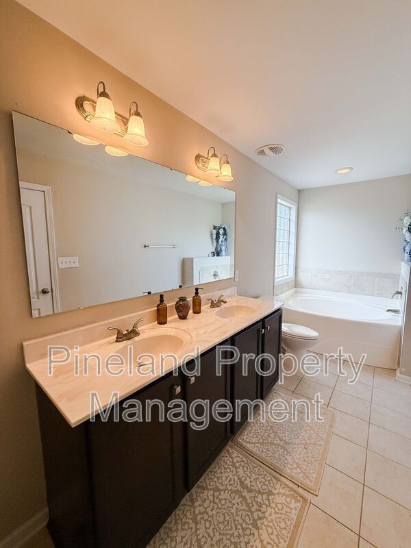 Building Photo - 246 Stockbridge Dr