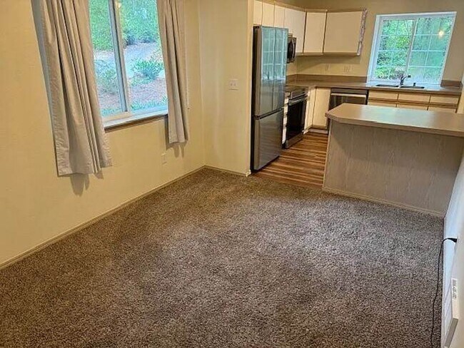 Building Photo - Spacious 2 Bedroom Duplex with Cozy Features